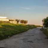 Circumnavigando l�ex club sulla sinistra si apre un sentiero...
